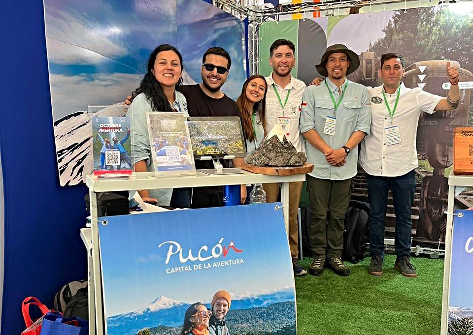 Equipo de Pucón en Feria VYVA 2025